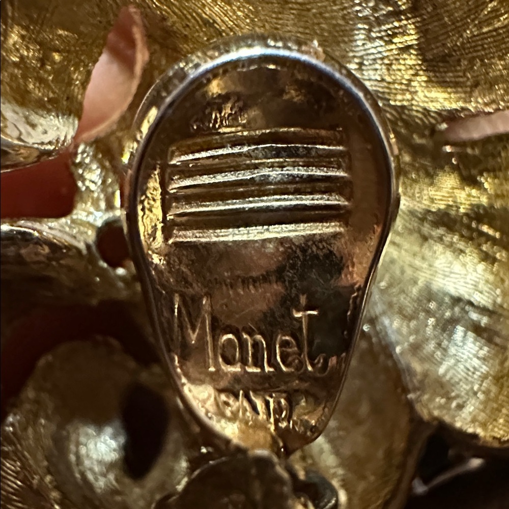 Monet Gold Textured Jewelry Broach and clip earrings - Picture 4 of 4